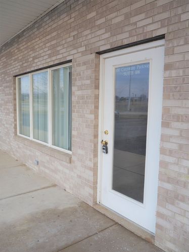 Retail For Lease: 950 Corporate Pkwy, Wentzville, MO 63385